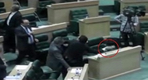 شجار بين نائبين يتطور لضرب وركل في البرلمان الأردني